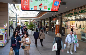 ep archivo   varias personas van de compras durante el black friday en el centro comercial fan