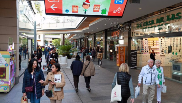 ep archivo   varias personas van de compras durante el black friday en el centro comercial fan