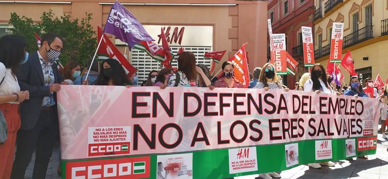 ep concentracion de trabajadores de hm ante la tienda de la calle odonnell en sevilla