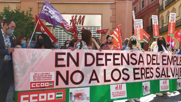ep concentracion de trabajadores de hm ante la tienda de la calle odonnell en sevilla
