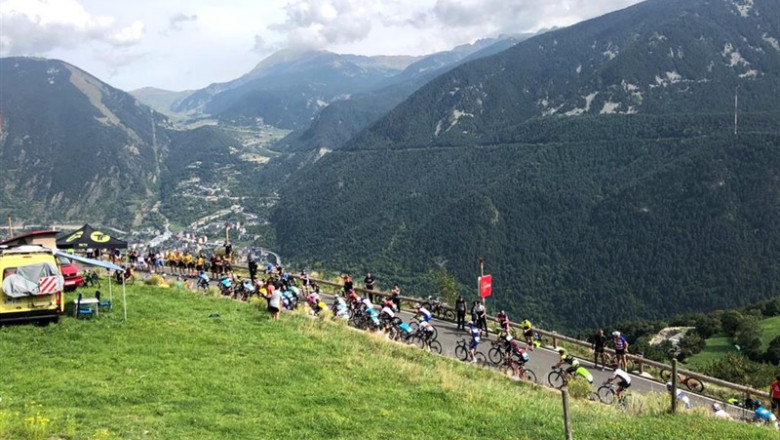 Corredores de La Vuelta a España en el coll de Beixalís durante la etapa andorrana de 2018 | EUROPA PRESS ep corredoresla vueltaespanacollbeixalis duranteetapa andorrana2018
