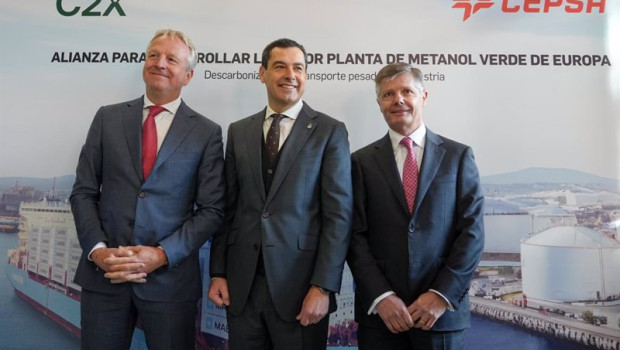 ep de izquierda a derecha el ceo de cepsa maarten wetselaar el presidente de la junta de andalucia