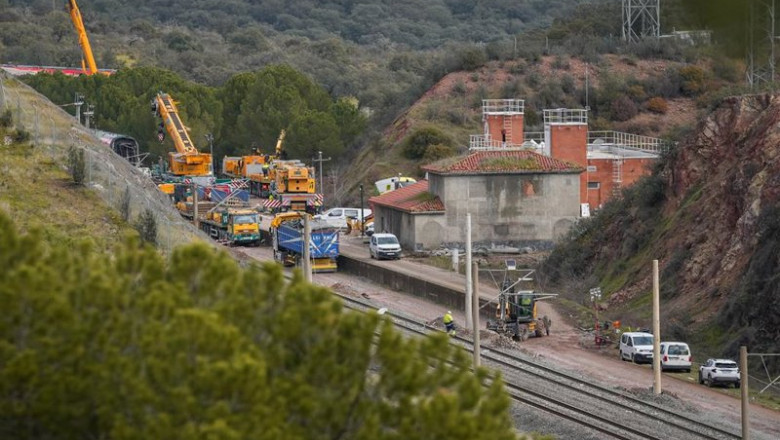 Dispositivo montado en Adamuz para la retirada de los trenes accidentados. | GUILLERMO MORALES-EUROPA PRESS ep dispositivo montado en adamuz para la retirada de los trenes accidentados