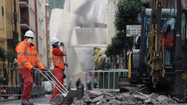 ep dos operarios trabajan en la obra de una calle cerca del museo guggenheim
