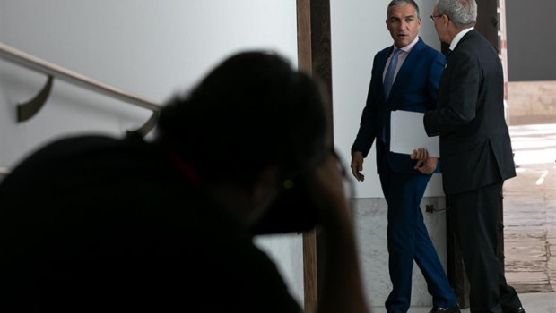 ep el consejero de presidencia elias bendodo junto al consejero de economia conocimiento empresas y