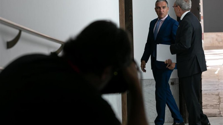 El consejero de Presidencia, Elías Bendodo junto al consejero de Economía, Conocimiento, Empresas y Universidad, Rogelio Velasco entrando a la sala de prensa para informar sobre el Consejo de Gobierno. | Jesús Prieto - Europa Press ep el consejero de presidencia elias bendodo junto al consejero de economia conocimiento empresas y