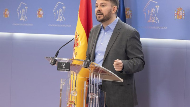 ep el diputado de compromis alberto ibanez durante una rueda de prensa en el congreso de los