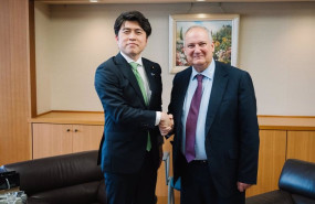 ep el ministro de industria y turismo jordi hereu con el ministro japones de territorio