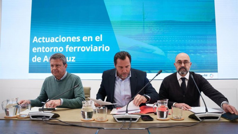 El ministro de Transportes y Movilidad Sostenible, Óscar Puente (c), atiende a los medios en una rueda de prensa, en la sede del Ministerio de Transportes, a 23 de enero de 2026, en Madrid (España). Puente actualiza los últimos datos sobre la investigació | Matias Chiofalo - Europa Press ep el ministro de transportes y movilidad sostenible oscar puente c atiende a los medios en una