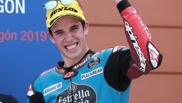 ep el piloto de moto2 lex marquez estrella galicia 00 marc vds celebra el triunfo en el gp aragon
