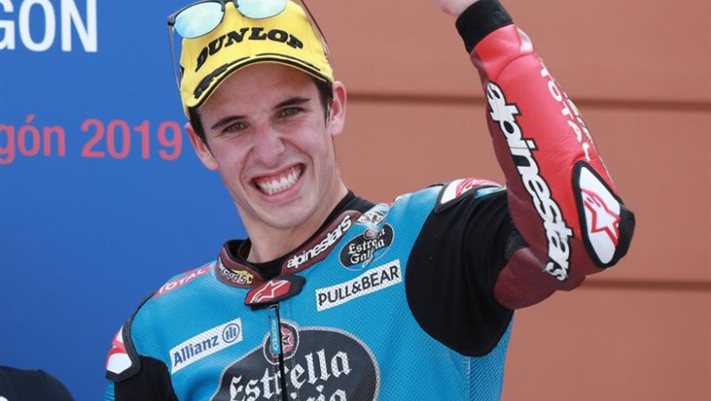 El piloto de Moto2 Àlex Márquez (Estrella Galicia 0,0 Marc VDS) celebra el triunfo en el GP Aragón 2019 | ESTRELLA GALICIA 0,0 MARC VDS - Archivo ep el piloto de moto2 lex marquez estrella galicia 00 marc vds celebra el triunfo en el gp aragon