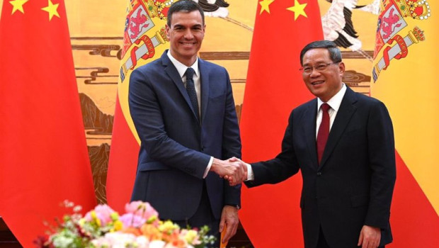 ep el presidente del gobierno espanol pedro sanchez y el primer ministro chino li qiang en pekin