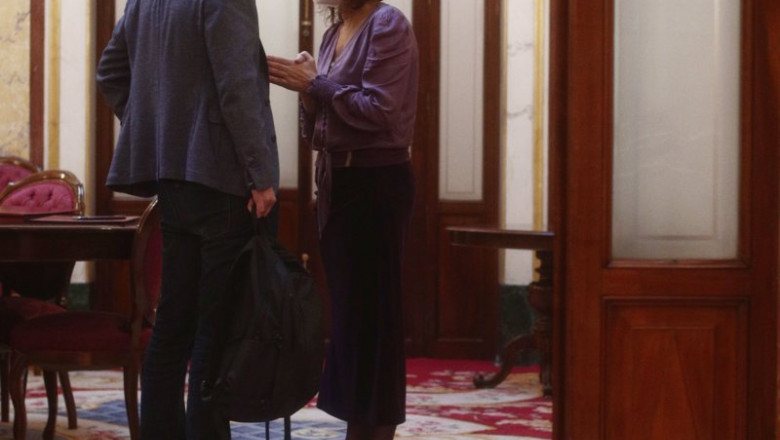El vicepresidente del Gobierno, Pablo Iglesias y la portavoz del Gobierno y ministra de Hacienda, María Jesús Montero mantienen una conversación en los pasillos del Congreso | EUROPA PRESS/E. Parra. POOL - Europa Press ep el vicepresidente del gobierno pablo iglesias y la portavoz del gobierno y ministra de hacienda