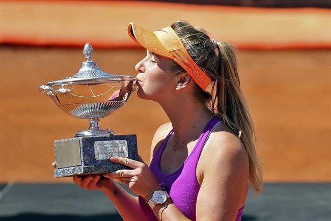 Elina Svitolina besa el trofeo de campeona en Roma | GIAMPIERO SPOSITO ep elina svitolina besatrofeocampeonaroma
