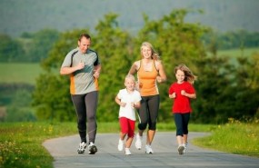ep familia haciendo ejercicio corriendo padres e hijos