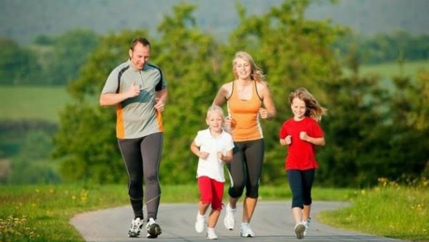 ep familia haciendo ejercicio corriendo padres e hijos