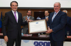 ep jaime revilla presidente y consejero delegado de iveco espana izquierda y el presidente de asepa