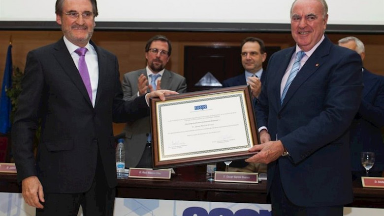 ep jaime revilla presidente y consejero delegado de iveco espana izquierda y el presidente de asepa ep jaime revilla presidente y consejero delegado de iveco espana izquierda y el presidente de asepa