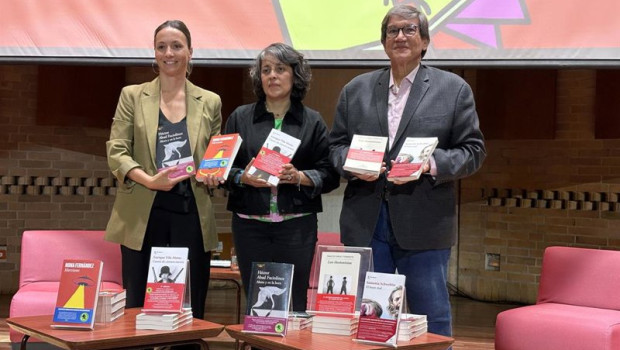 ep la directora de comunicacion de aena maria gomez en la entrega de libros en bogota junto a jaime ep la directora de comunicacion de aena maria gomez en la entrega de libros en bogota junto a jaime