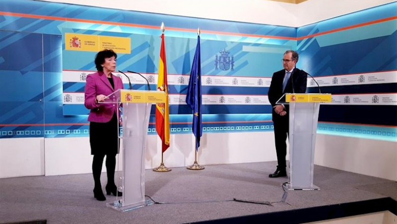 La ministra de Educación y FP, Isabel Celaá, y el consejero de Educación y Juventud de la Comunidad de Madrid, Enrique Ossorio, en rueda de prensa tras su reunión en Madrid. | MEFP ep la ministra de educacion y fp isabel celaa y el consejero de educacion y juventud de la comunidad