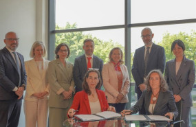ep la presidenta del grupo bei nadia calvino en la firma del prestamo con ingeteam