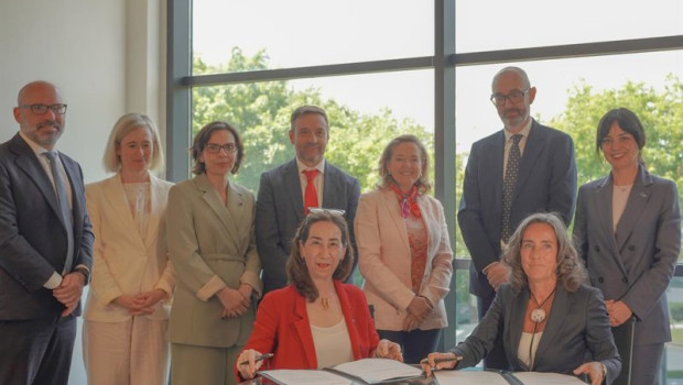 ep la presidenta del grupo bei nadia calvino en la firma del prestamo con ingeteam