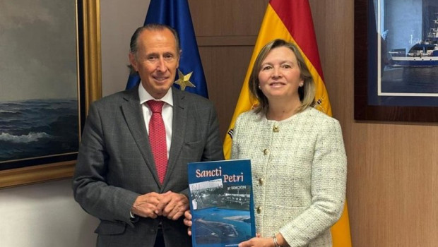 ep la secretaria general de pesca del gobierno de espana maria isabel artime y el alcalde de