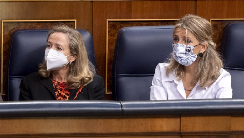 La vicepresidenta primera y ministra de Asuntos Económicos, Nadia Calviño (i); y la vicepresidenta segunda del Gobierno y ministra de Trabajo, Yolanda Díaz, en una sesión plenaria en el Congreso de los Diputados, a 3 de noviembre de 2021, en Madrid, (Espa | Alberto Ortega - Europa Press ep la vicepresidenta primera y ministra de asuntos economicos nadia calvino i y la vicepresidenta