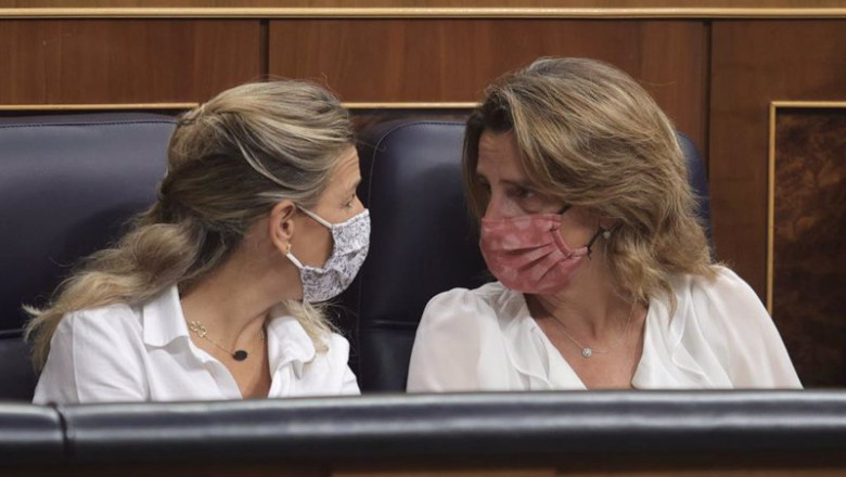 La vicepresidenta segunda del Gobierno y ministra de Trabajo y Economía Social, Yolanda Díaz (i) y la vicepresidenta primera y ministra de Asuntos Económicos y Transformación Digital, Nadia Calviño (d), en una sesión de control al Gobierno, en el Senado. | Eduardo Parra - Europa Press ep la vicepresidenta segunda del gobierno y ministra de trabajo y economia social yolanda diaz i y