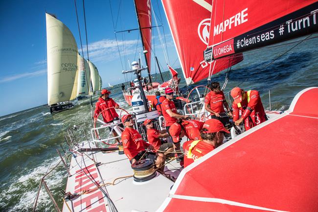 El MAPFRE liderando la flota en la salida de Itajaí. | UGO FONOLLA/VOLVO OCEAN RACE ep mapfre liderandoflotala salidaitajai