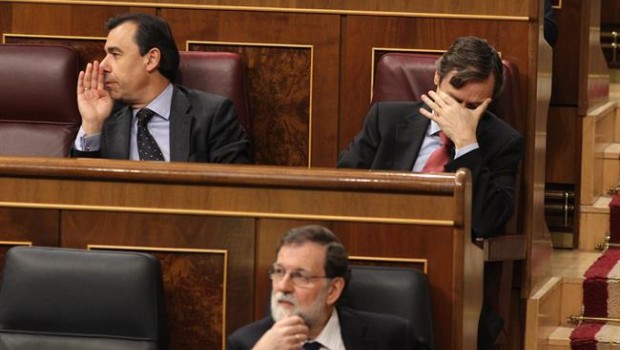 ep mariano rajoy con fernando martinez maillorafael hernando detras