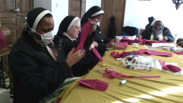 ep monjas agustinas de fregenal confeccionando mascarillas