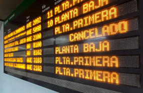 ep panel de informacion de salidas de los trenes en la estacion de atocha coincidiendo con la