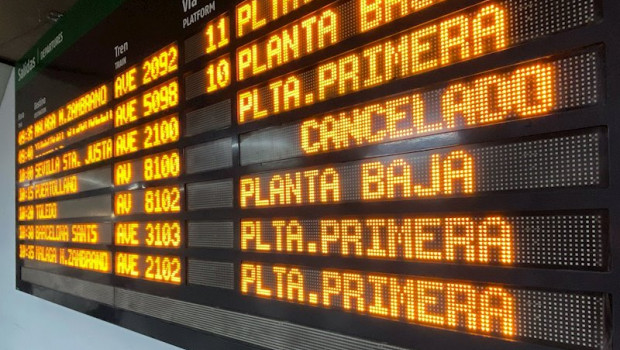 ep panel de informacion de salidas de los trenes en la estacion de atocha coincidiendo con la