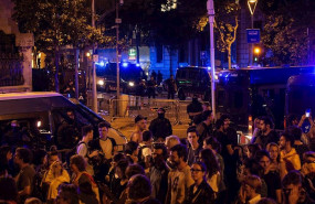 ep participantes en la manifestacion de la anc junto a agentes y furgones de la policia nacional