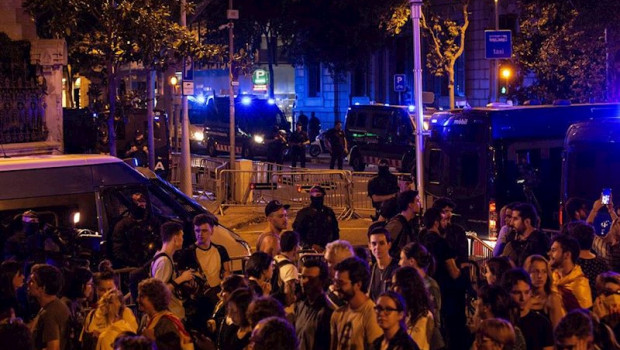 ep participantes en la manifestacion de la anc junto a agentes y furgones de la policia nacional