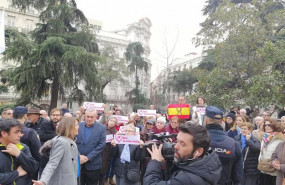 ep polonia castellanos con abrigo gris ante los mas de cien seguidores que la han arropado a las