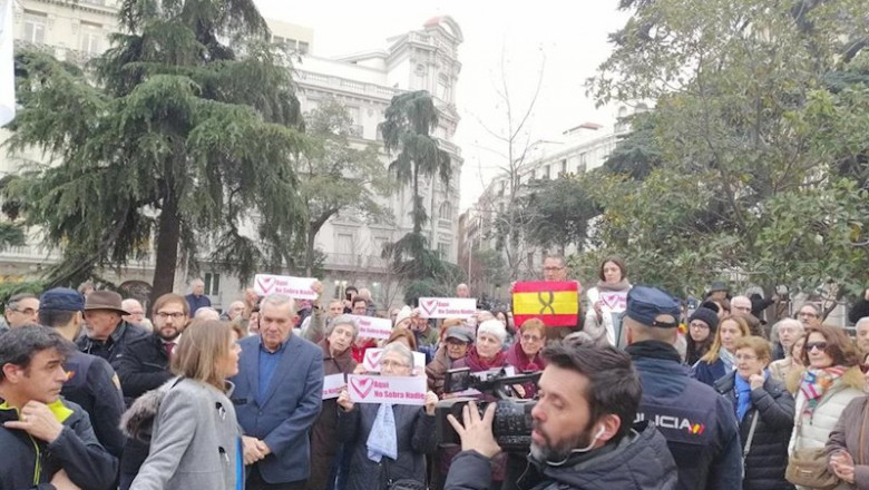 Polonia Castellanos, con abrigo gris, ante los más de cien seguidores que la han arropado a las puertas del Congreso de los Diputados para hacer un llamamiento contra la Ley de Eutanasia. | MÓVIL ep polonia castellanos con abrigo gris ante los mas de cien seguidores que la han arropado a las