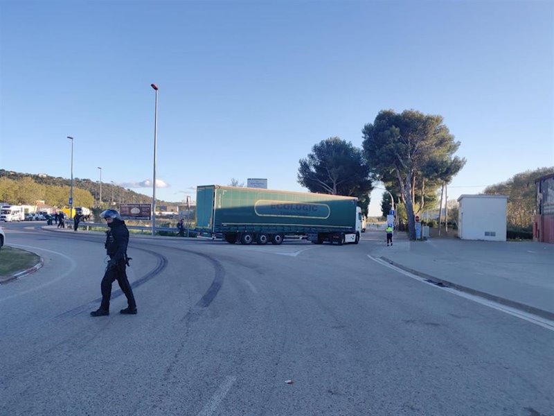 ep retiran el camion de la jonquera girona que acelero ante manifestantes de tsunami democrtic