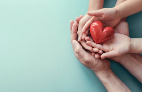 ep solidaridad amor manos sosteniendo un corazon