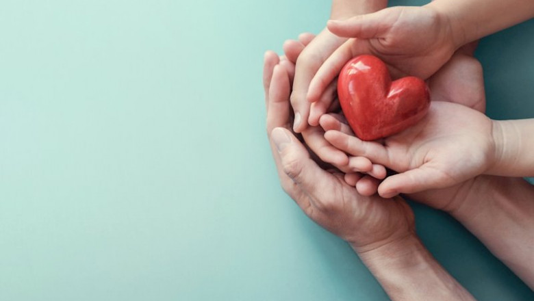 Solidaridad, amor. Manos sosteniendo un corazón. | PHARMEX ep solidaridad amor manos sosteniendo un corazon
