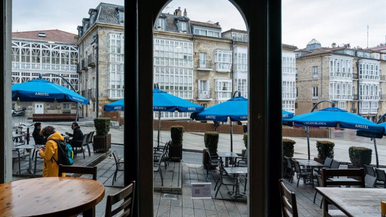 Terraza abierta de una cafetería durante una jornada marcada por la reapertura de los establecimientos en los municipios vascos pertenecientes a la ‘zona roja’, en Vitoria (Álava) | Iñaki Berasaluce - Europa Press ep terraza abierta de una cafeteria durante una jornada marcada por la reapertura de los