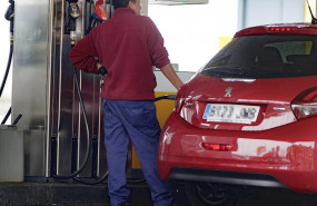 ep un hombre reposta carburante en una estacion de servicio 20200411185803