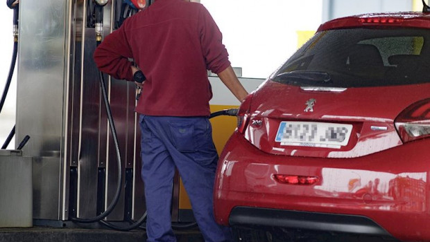 ep un hombre reposta carburante en una estacion de servicio 20200411185803