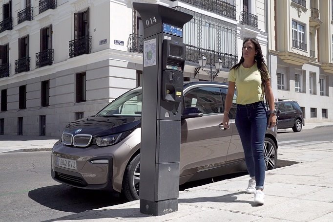 ep una mujer con su coche electrico