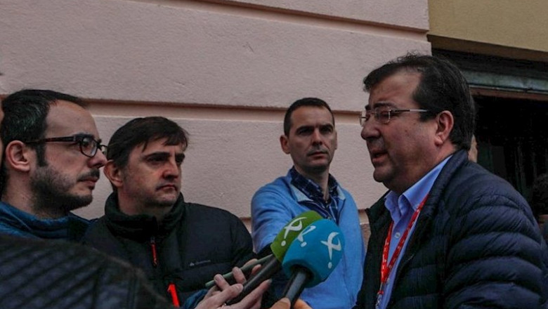Vara atiende a los medios de comunicación en Badajoz | PSOE ep vara atiende a los medios de comunicacion en badajoz