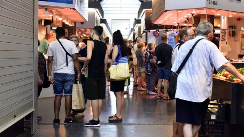 Varios clientes realizan compras | David Oller - Europa Press - Archivo ep varios clientes realizan compras