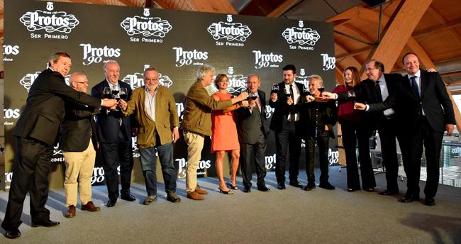 Vicente del Bosque y David Cal en un acto de Bodegas Protos | BODEGAS PROTOS ep vicentebosquedavid calun actobodegas protos