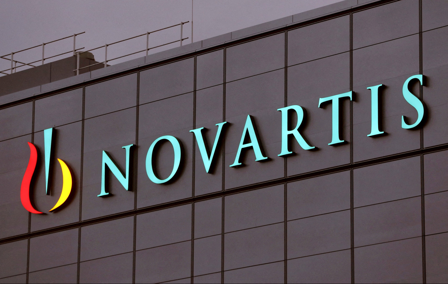 le logo du geant pharmaceutique suisse novartis dans l usine du groupe a stein dans le nord de la suisse le logo du geant pharmaceutique suisse novartis dans l usine du groupe a stein dans le nord de la suisse