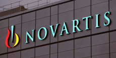le logo du geant pharmaceutique suisse novartis dans l usine du groupe a stein dans le nord de la suisse 